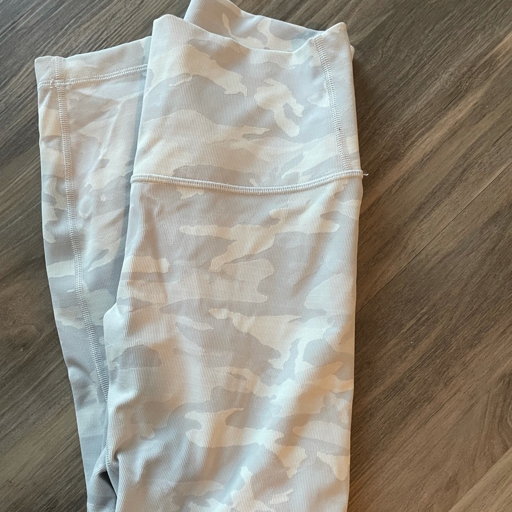 White camo lulu-lemon aligns
